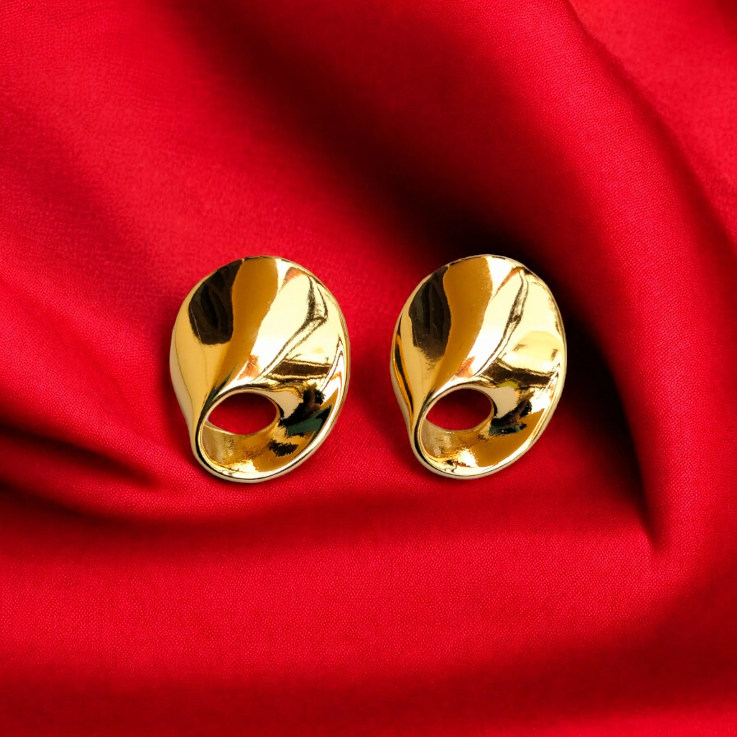 Jewelestia Radiant Gold Curves Earrings